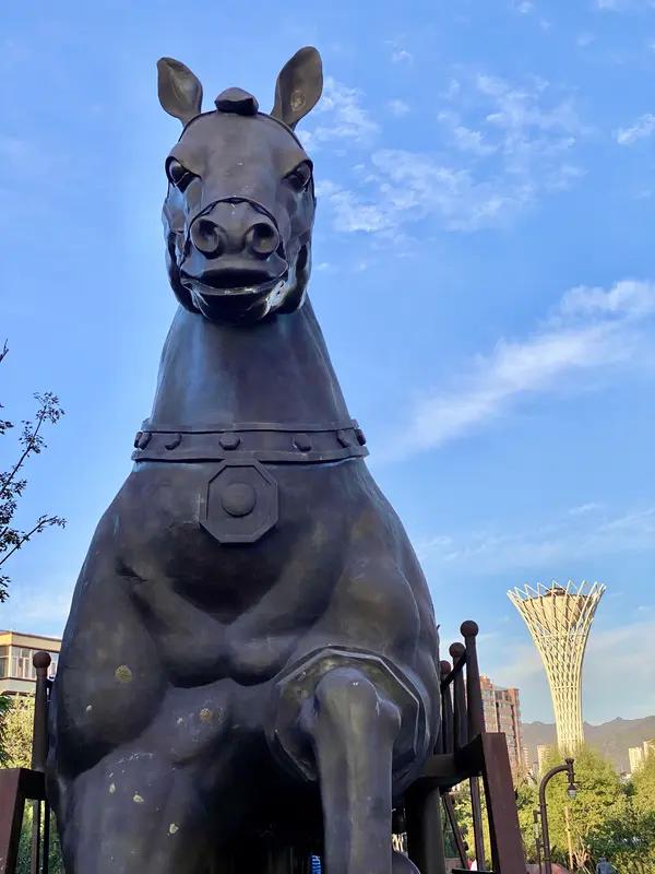 马字开头的成语有哪些? 马字开头的成语可不少呢。“马首是瞻”就很有意思，原指作战