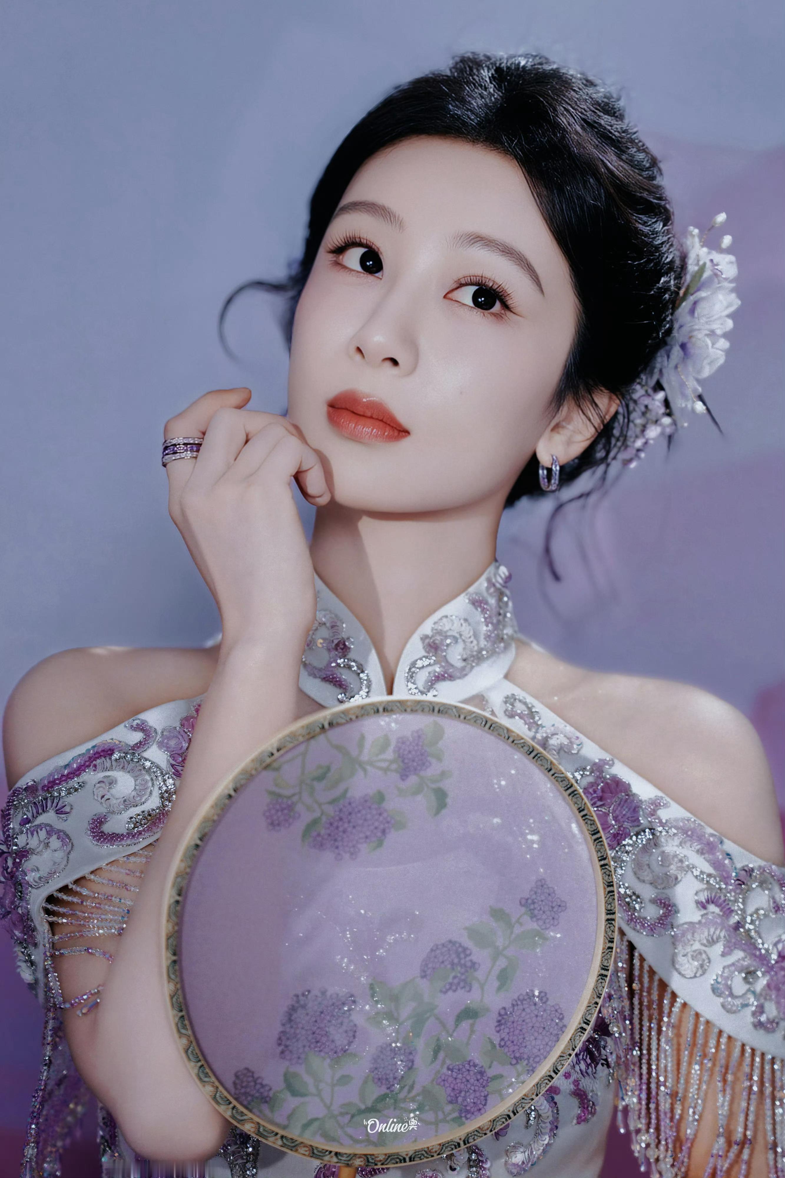 杨紫  “明明山南水北都走遍 却望你一眼就万物不见 眼中唯有你 我心跳骤变.”杨