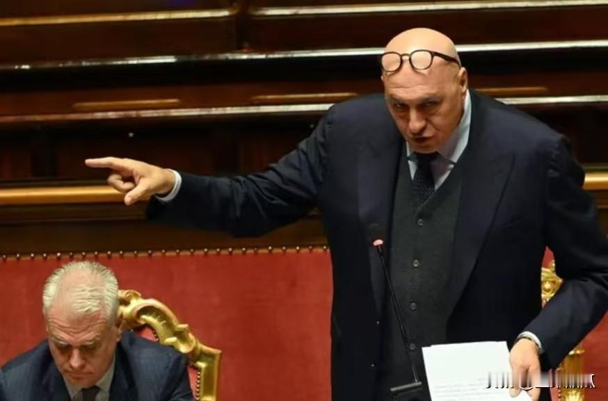 意大利肯定拖后腿，意大利国防部长吉多·克罗塞托嘲笑格陵兰护卫队称，要派几十名欧洲