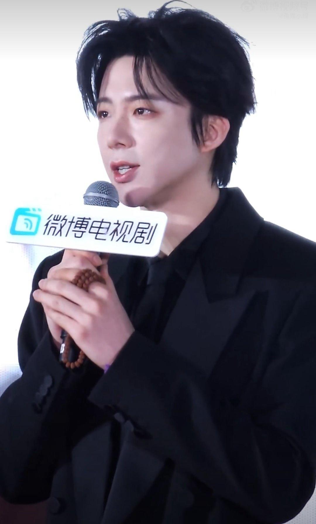 刘宇宁｜珠帘玉幕见面会生图，头小肩宽身长，天神比例 ​​​