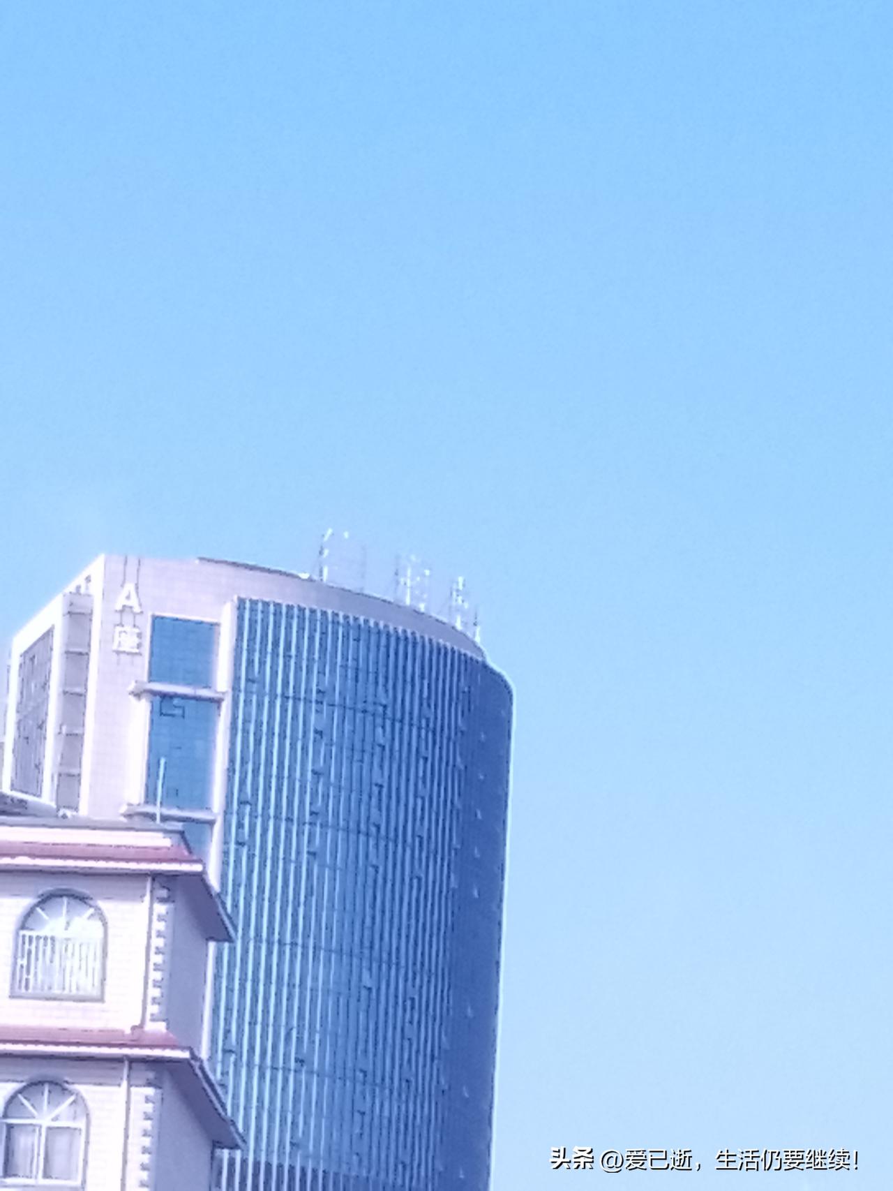 今天是3月24日，今天昆明的天空特别的蓝，蓝色天空万里无云十分美丽！昆明三月的天