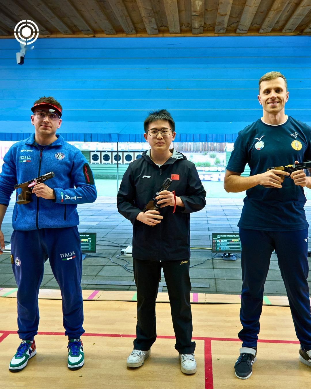 男子25米手枪速射杨宇浩比赛 颁奖图cr国际射联 、德国射击新闻 