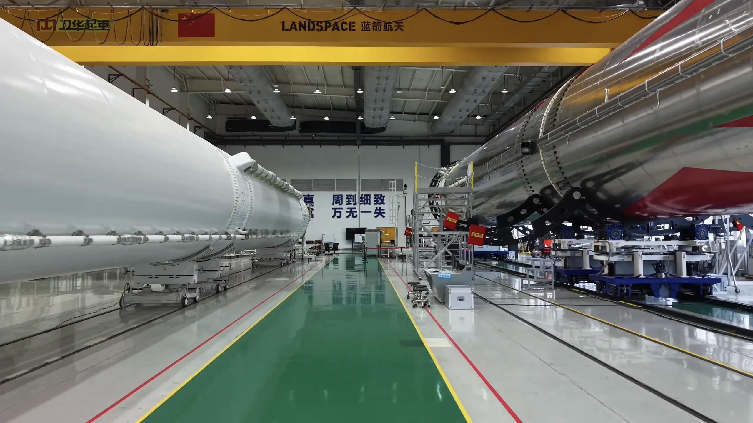 蓝箭航天在公众号表示，朱雀三号遥二火箭正在进行出厂前准备，将再次挑战一子级回收复