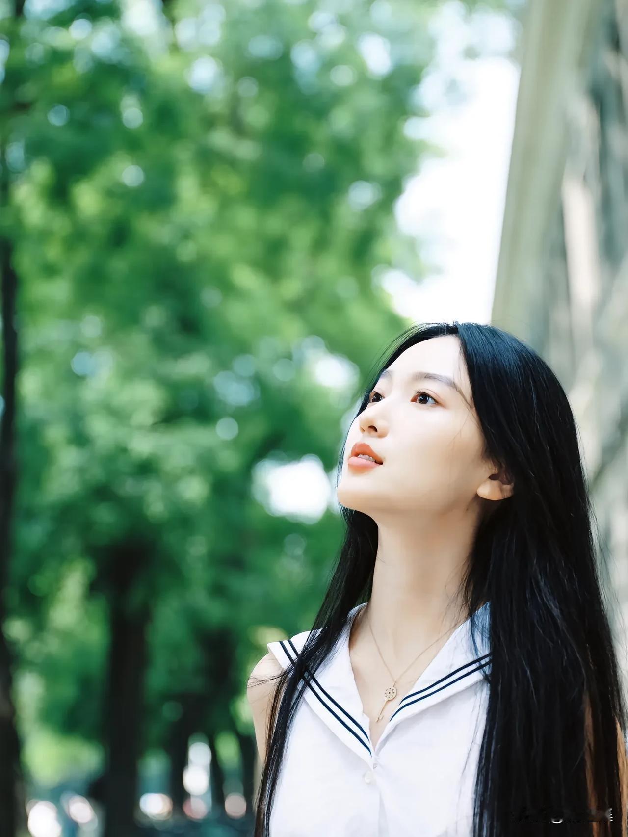 阳光洒在发梢，少女仰望天空，感受自然的美好。