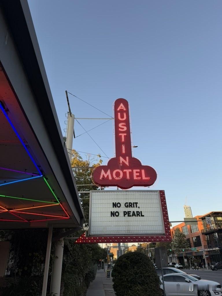 他们的标志确实很醒目。