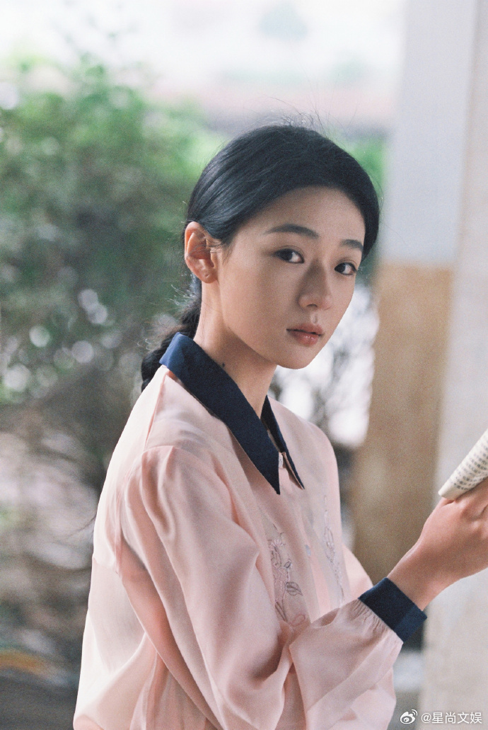 王和白月光王和白月光赛道 家人们，王和这白月光气场，简直是从民国老照片里跃出的佳