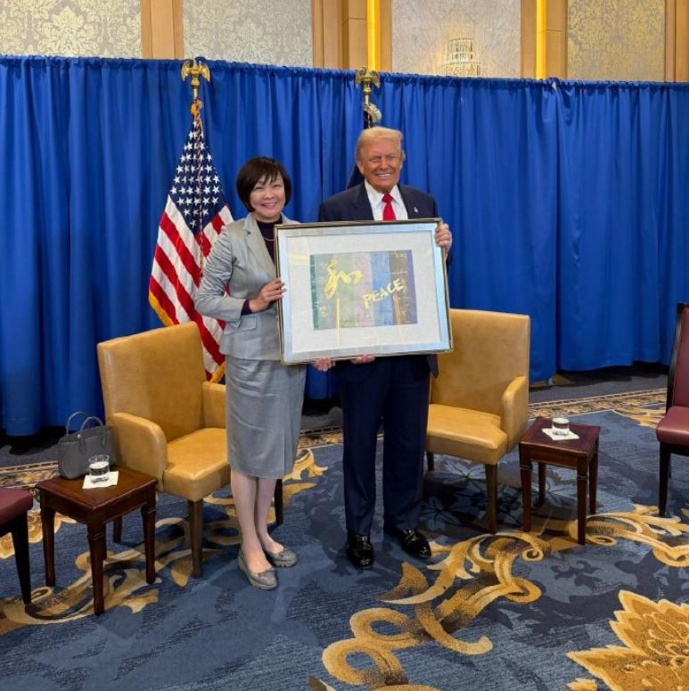 安倍昭惠夫人见美总统！10月28日安倍遗孀在日本接待贵宾，这个贵宾不是别人，而是