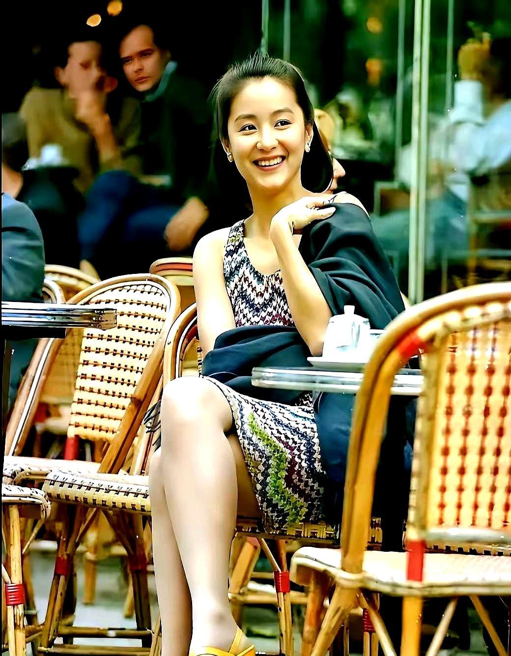 30多年前的一组照片，竟然成了今天所有女明星的“羞耻镜”。
 
1991年，刚拍