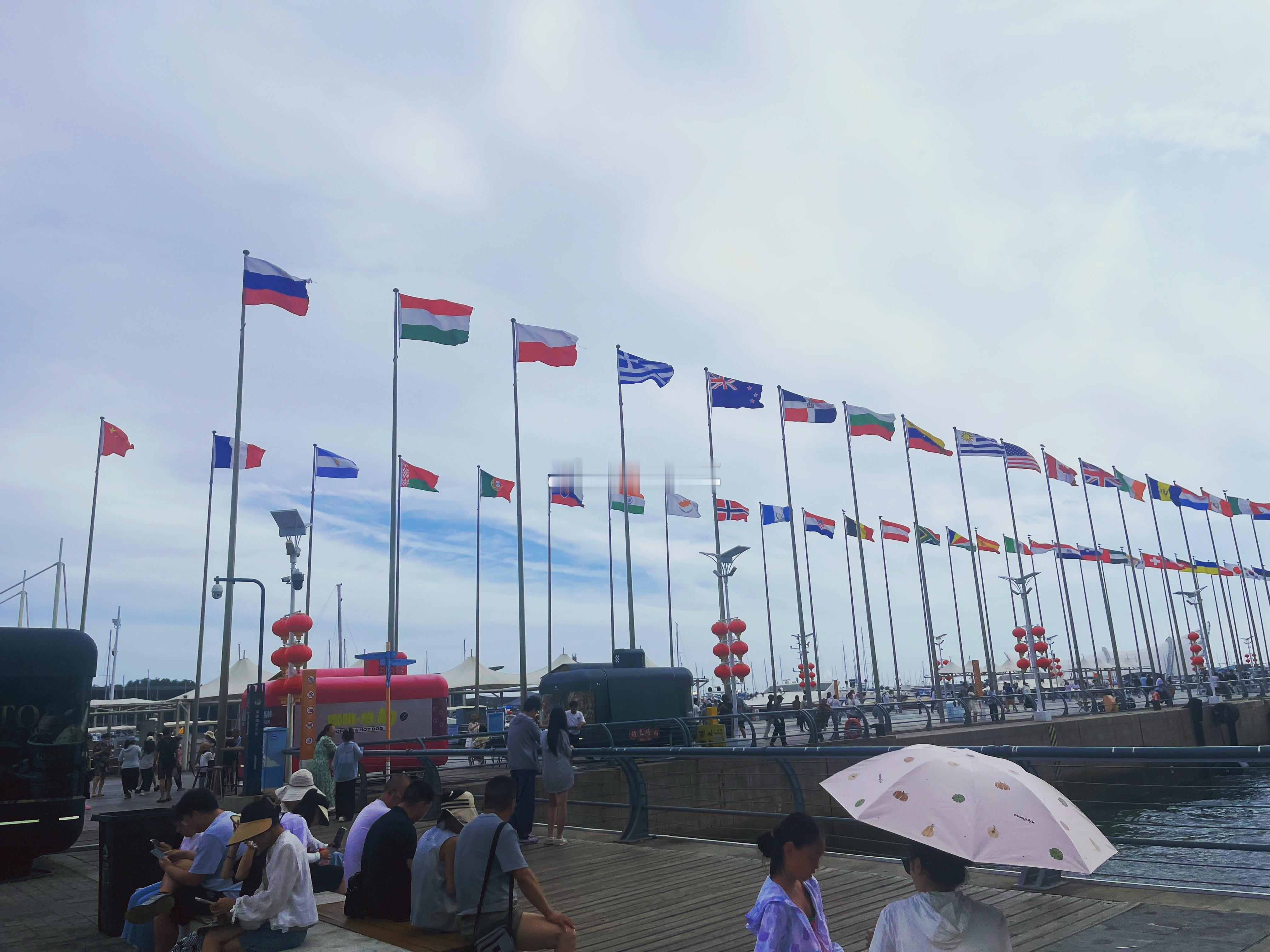 今日碎片🧩青岛五四广场的万国旗和后面去的不知道什么沙滩