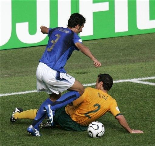 2006世界杯，这一场比赛平淡无奇，却在比赛最后阶段，有了那一段激情四射的解说，