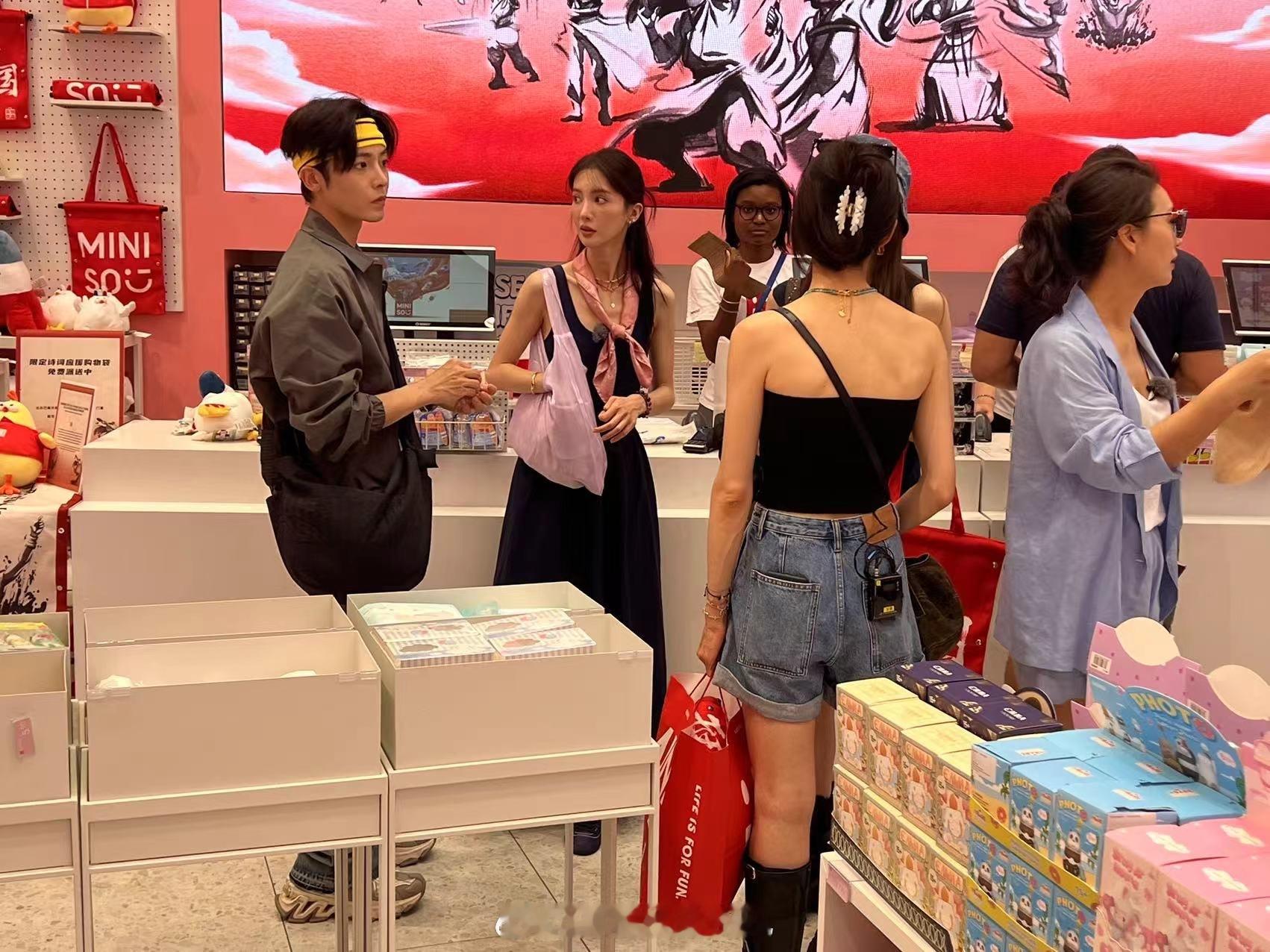 #花少团出国了但没完全出# 哟呼！花少团在国外偶遇名创，瞬间感觉像是带了个移动的