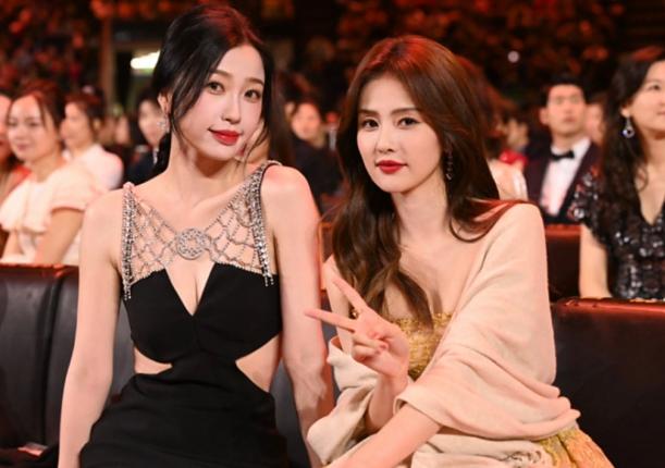 刘大锤曝白鹿虞书欣绝交！
白鹿和虞书欣几年前关系确实挺好的，经常相互cue对方，