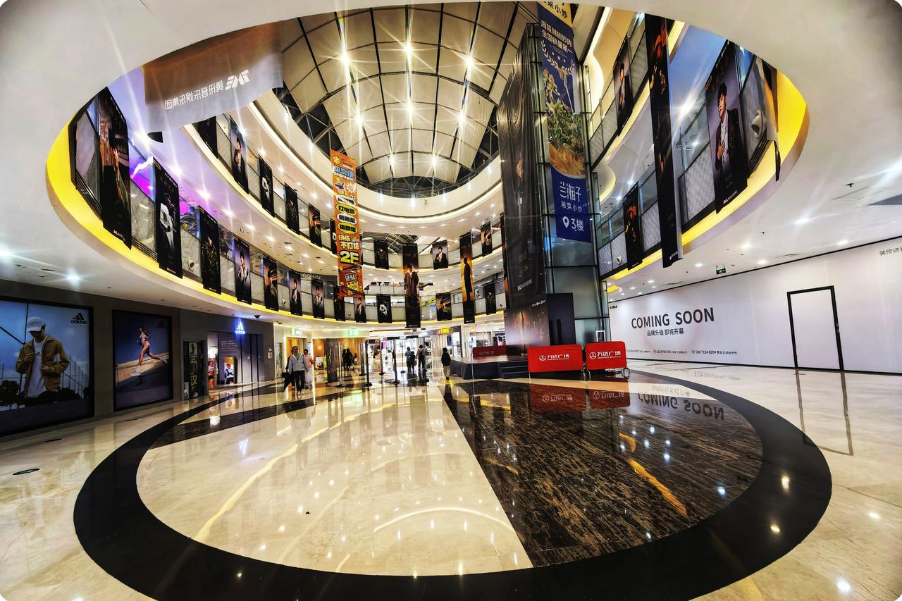 菱角湖万达广场：购物天堂的梦
在菱角湖的波光旁，万达广场似繁华的宝藏。它是购物的