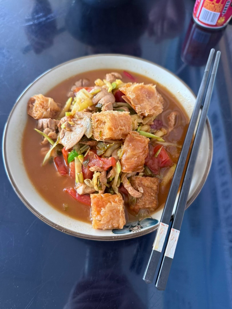 那天在美翻家吃早饭外卖点了陈八两美翻说这是她最喜欢吃的面我跟妹妹面面相觑 内心很