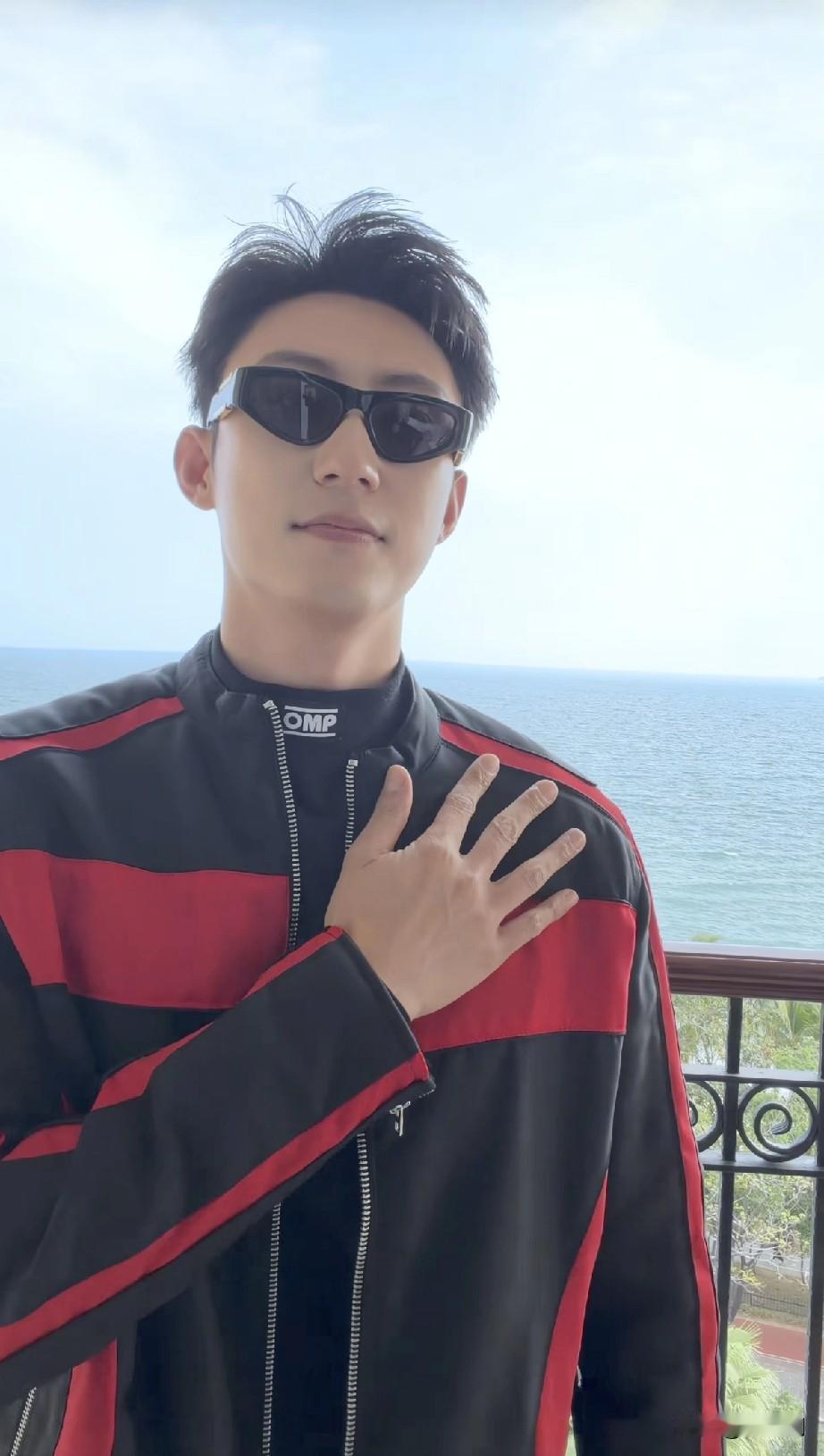 黄景瑜现在越来越精简营业了，直接外放音乐加对着镜头手指做几个动作就拍了一个新年祝