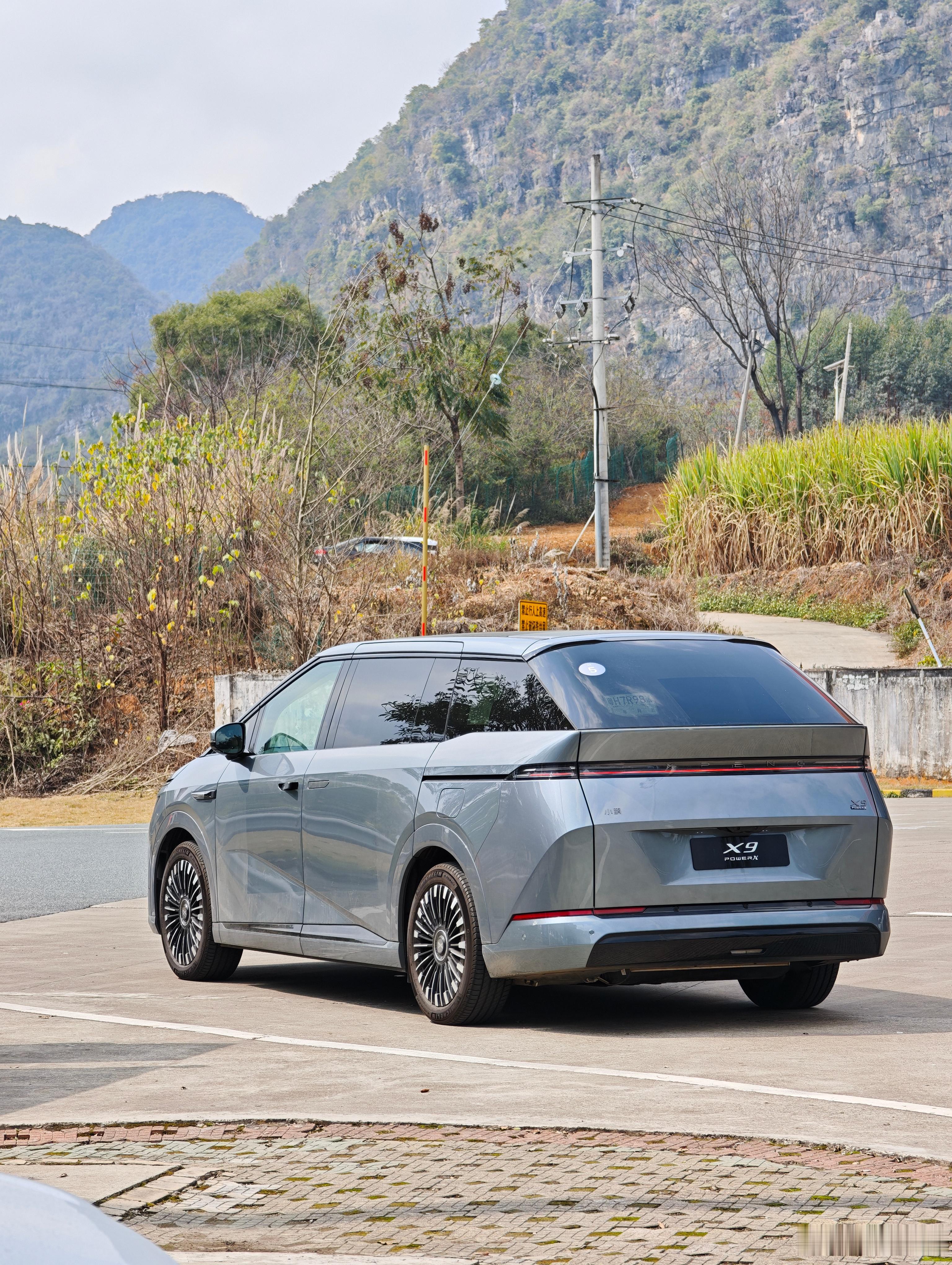 今天开着小鹏X9智驾跑纽北！不对，是“柳北”灰色星舰可真帅啊！ 