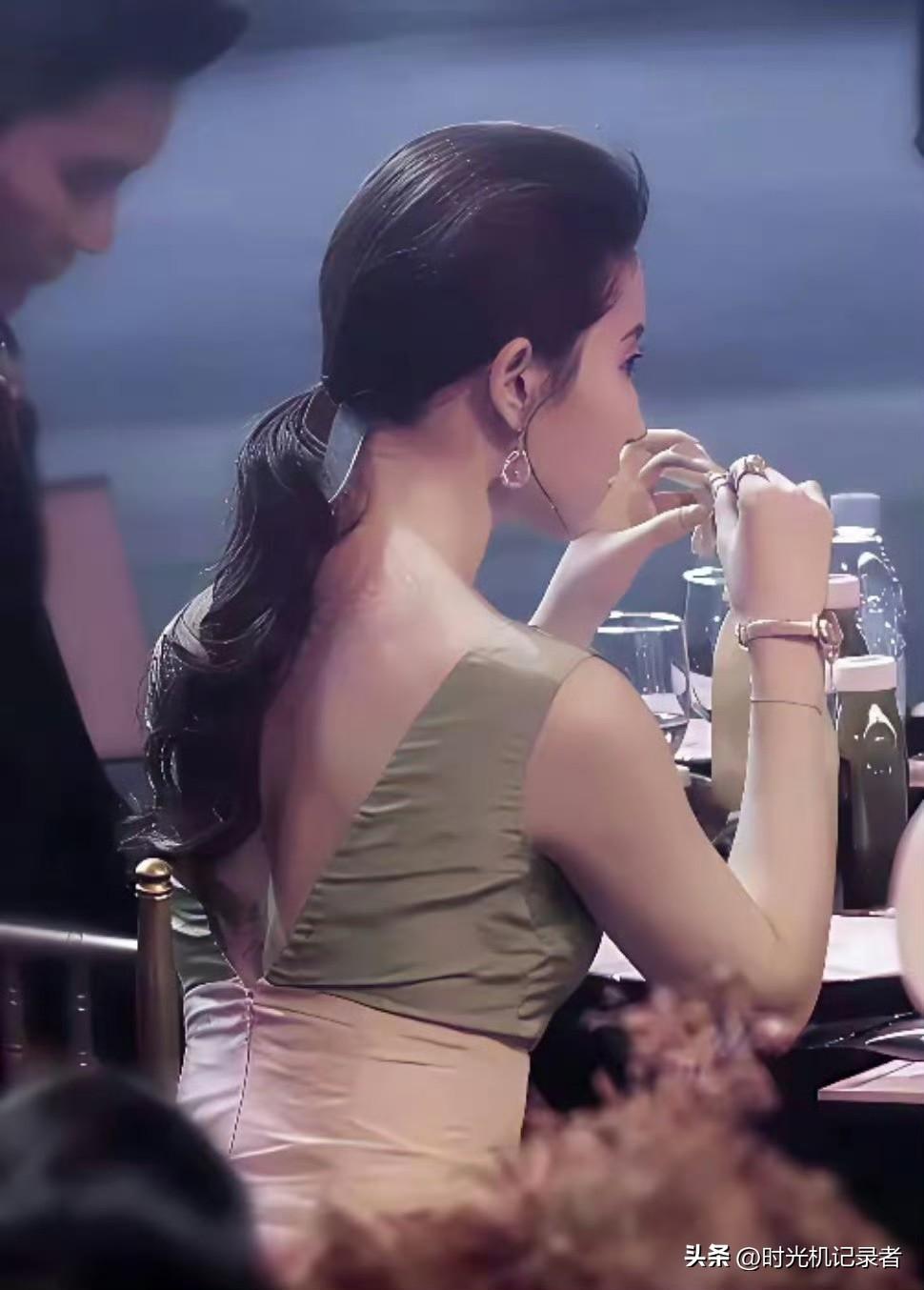 刘亦菲不愧是仙女，她的侧面，背后都好好看，她的发型就是梳的整整齐齐，干干净净。