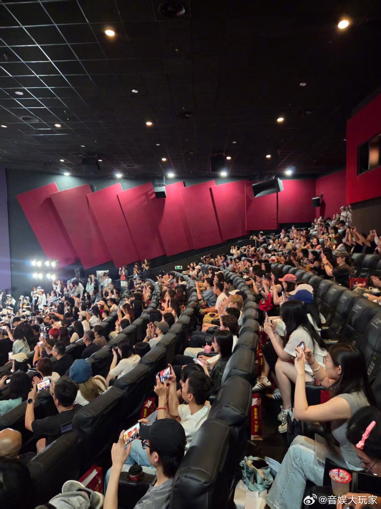 张若昀包着绷带就去了首映礼张若昀参加首映礼脚上还包着绷带绷带+首映礼！张若昀这敬