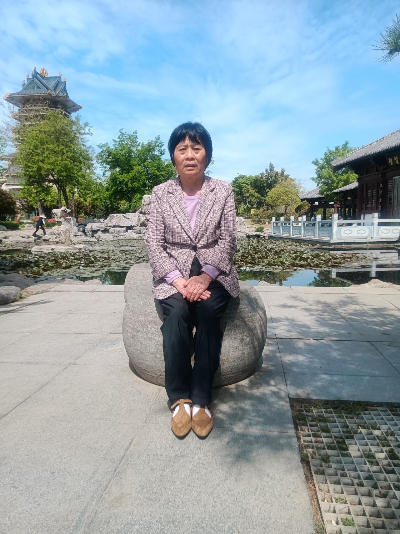 文学创作大会
藏头诗
文/李兴伟
文字堪书魂与神，
学术相商意韵深。
创作促人勤