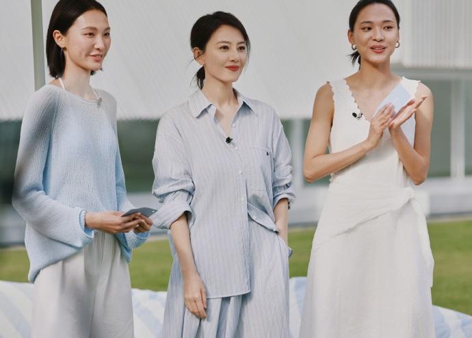 最近高圆圆在出席时尚活动的时候搭配的很有清新时尚范儿，看上去格外的显年轻，气质超