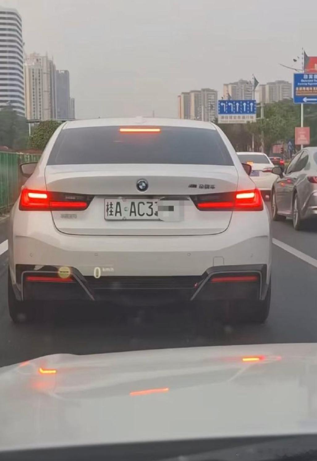 有些不太理解？冒着被罚款的风险，就为了这么难看的车牌，到底图啥呢？交管回应新能源