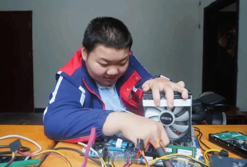 脑瘫少年手机壁纸设为偶像雷军！参观小米称想来上班 