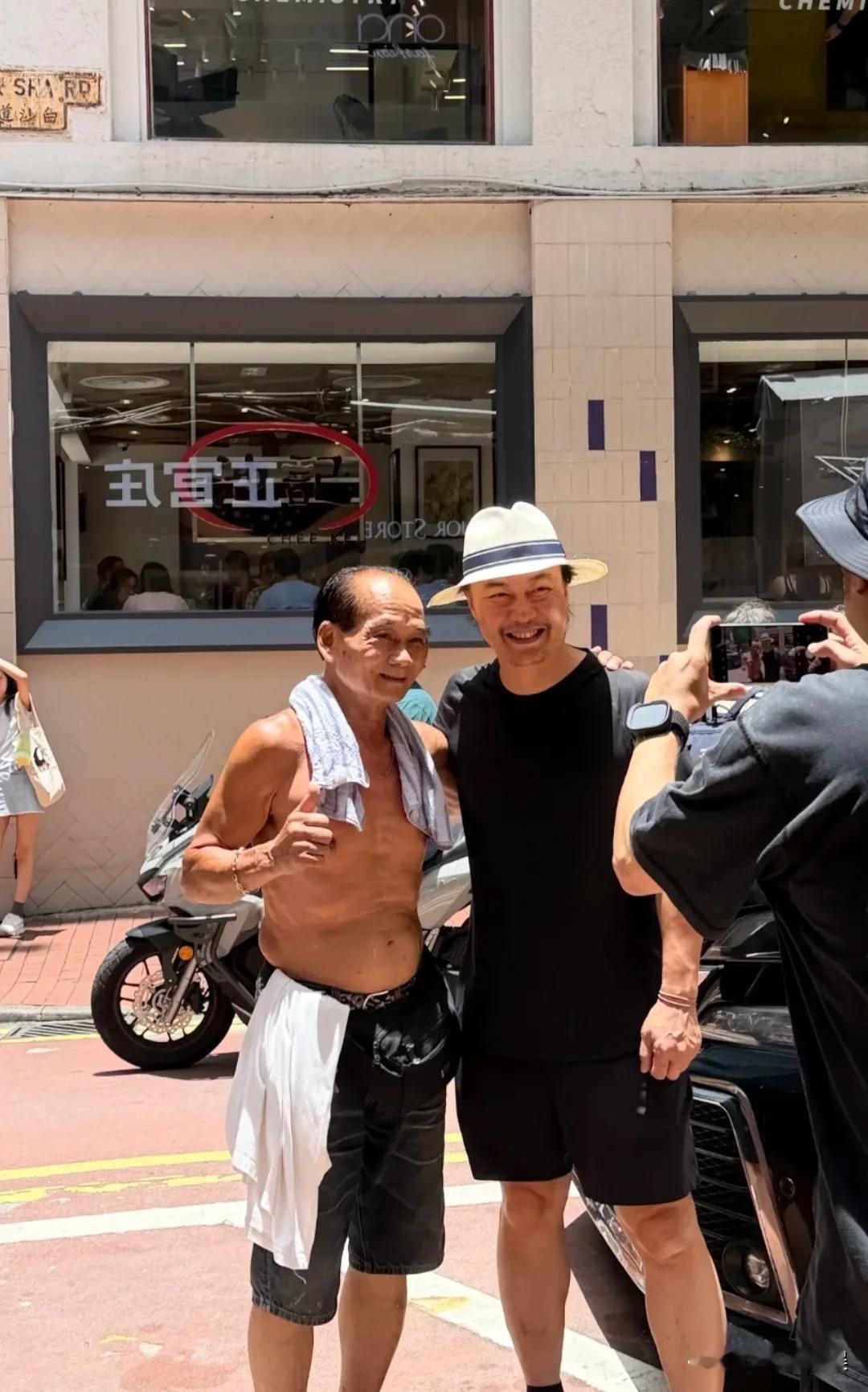陈奕迅现身香港铜锣湾，看了他和路人的合照，乐坛巨星里，他应该是最没有偶像包袱的那