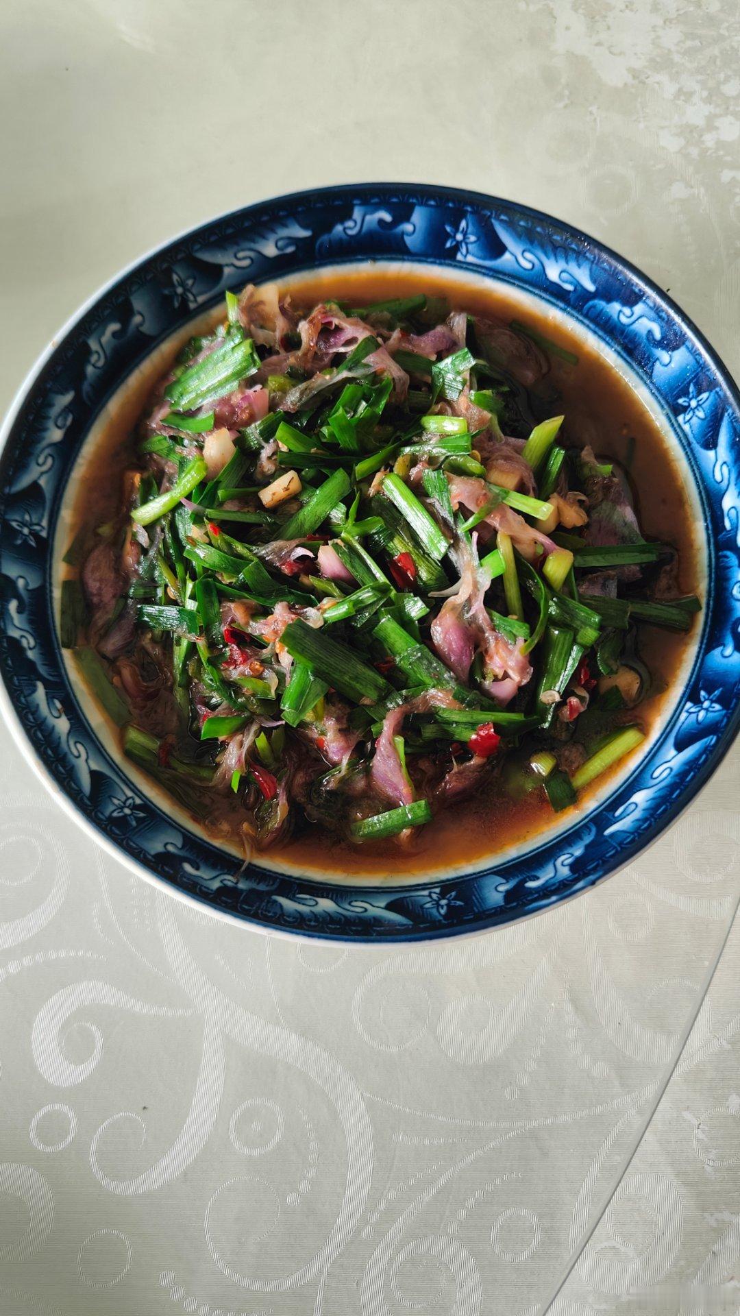 韭菜清炒木槿花，色香味美太奇葩。从前富人少食用，现在尤恋百姓家。 