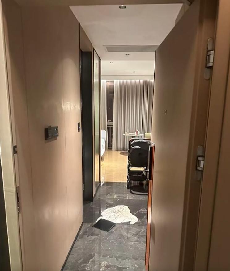 佛山一家三口住酒店，给孩子洗完澡，厕所门锁卡死，三人被困4小时。没带手机，孩子光