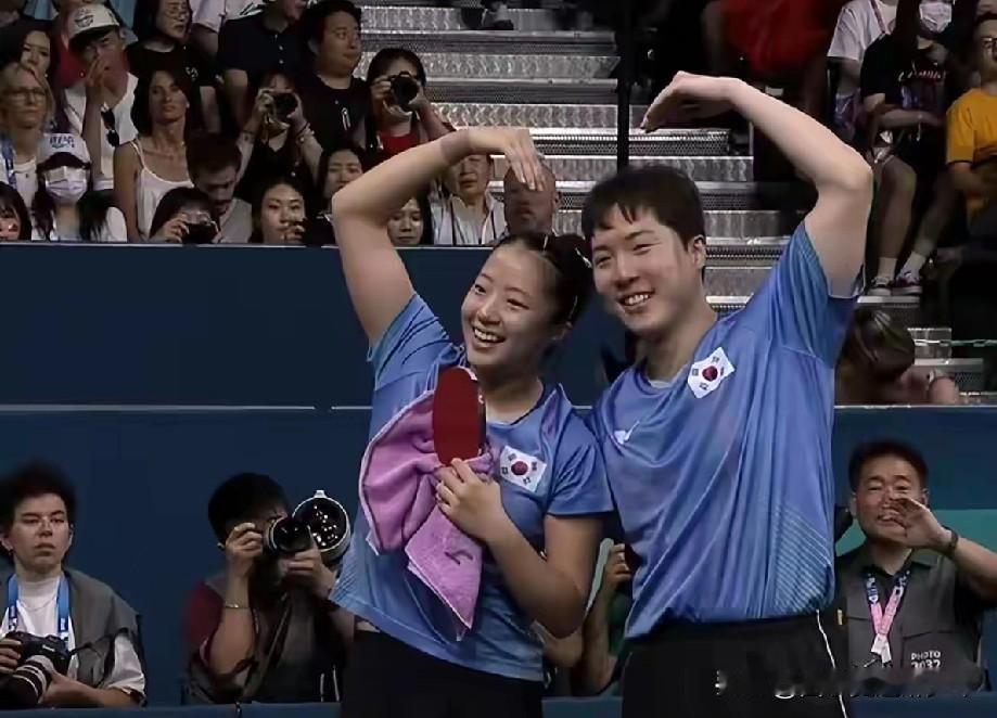 新加坡大满贯赛混双半决赛：
  林钟勋申裕斌VS陈颢桦金娜英。
  第一局林钟勋