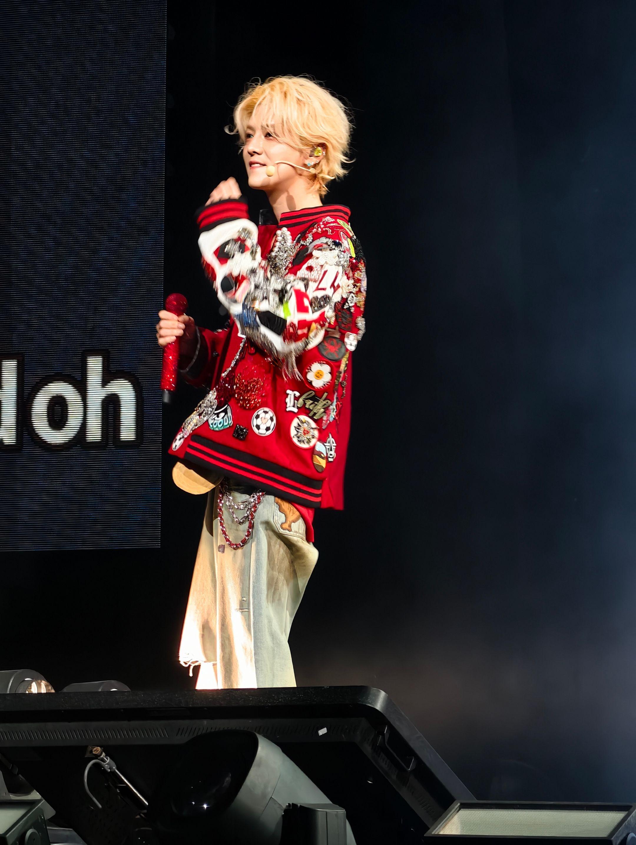 好神的鹿晗！！又一件鹿晗痛衣       图片cr：🧣LionHea...