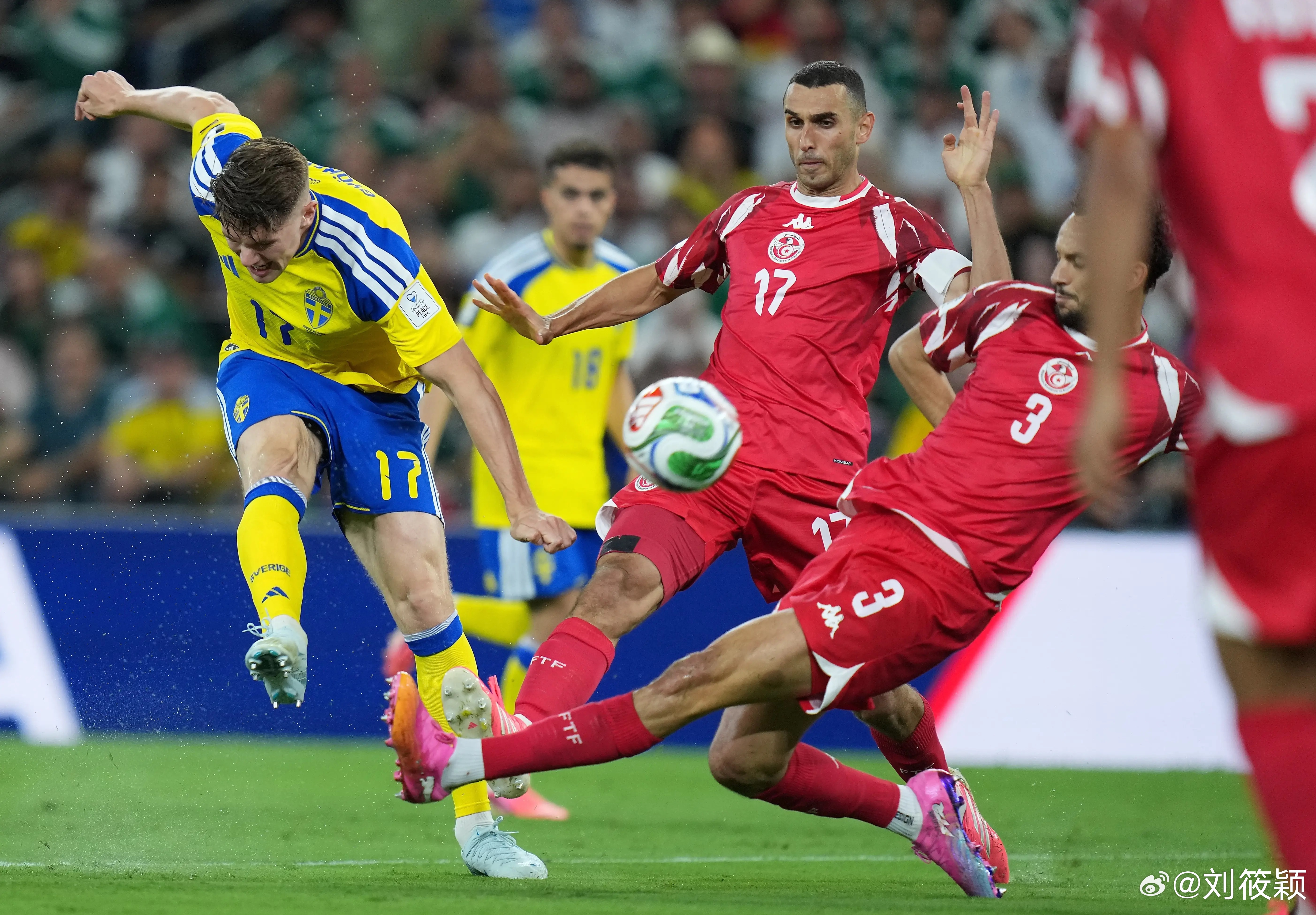 ⚽️世界杯第一对中国cp出现了⚽️         瑞典VS突尼斯的赛场上，一个