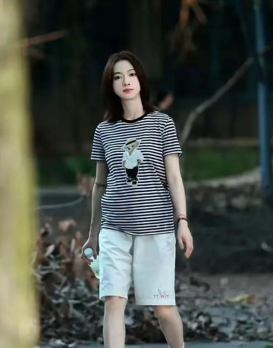 吴谨言昨天刚官宣与洪尧领证结婚
今天就有一大堆关于他们的信息
不得不说，在互联网