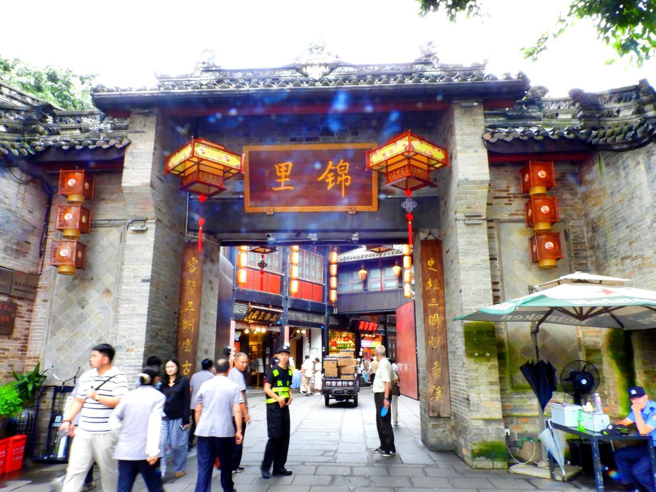 来成都第一天的经历。早上被巨大的雷声惊醒，看到窗外电闪雷鸣，暴雨倾注，不由得心里