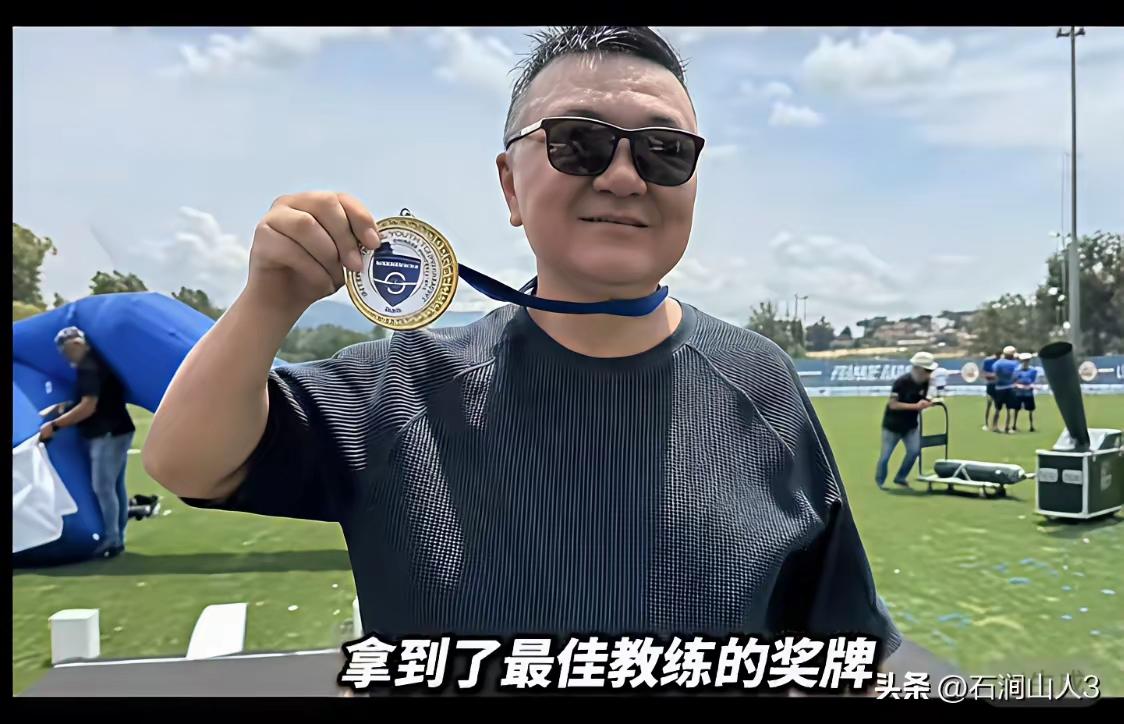 一个籍籍无名的董路，一个无证的教练，带领一群十一二岁的小孩，在意大利足球赛中，七