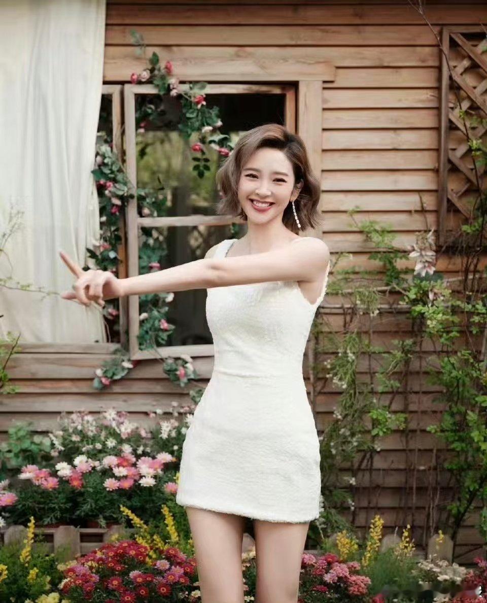 代斯回应妆蹭到唐艺昕衣服上乘风2026 谁还没看到这个搞笑小插曲，拥抱瞬间底妆蹭