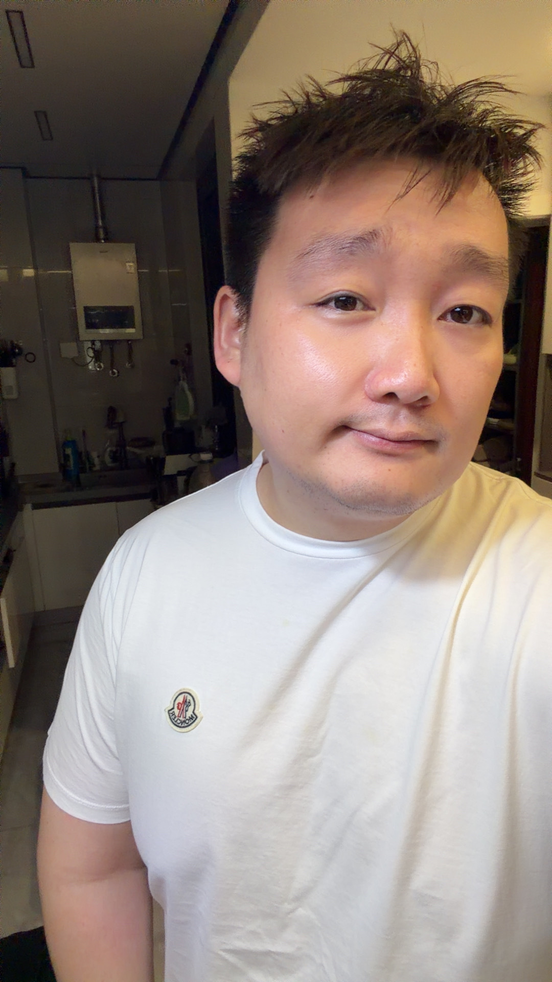 早，今天的练背结束了 回家换衣服洗澡，补一根香蕉快碳和蛋白粉。去公司上班，外面天