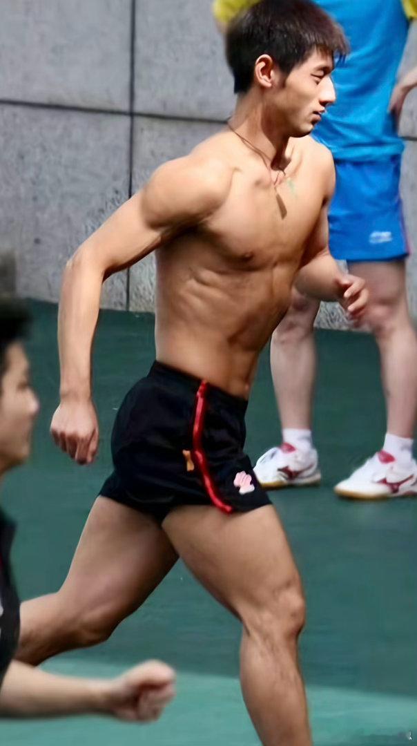 今天才知道张继科有181身高  跟我相同啊之前纯纯被照片视觉欺骗了 以为只有17
