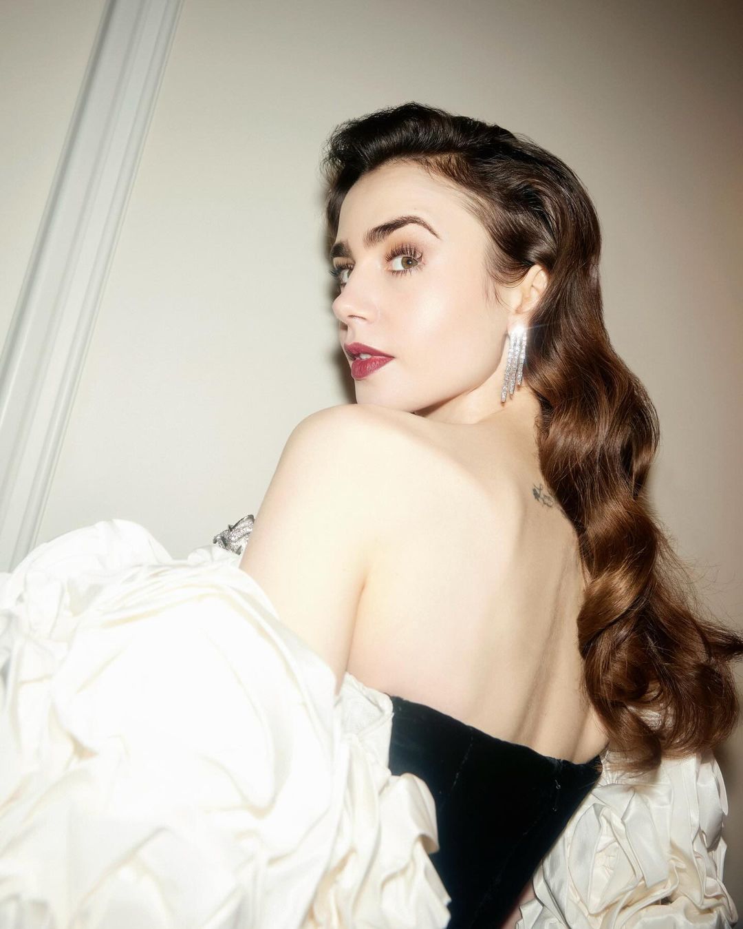 Lily Collins 参加英国电影学院奖造型大片，芬芳玫瑰女神，造型来自兰蔻