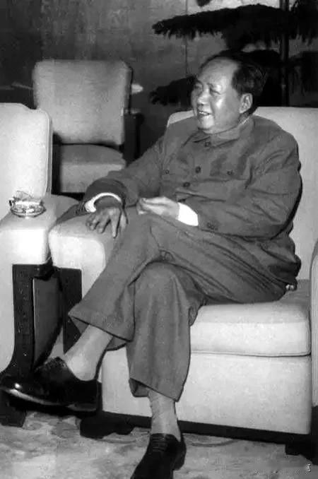 左派和右派的概念源于法国大革命，当时保守者坐会场右侧，激进者坐左侧。后来用“左”