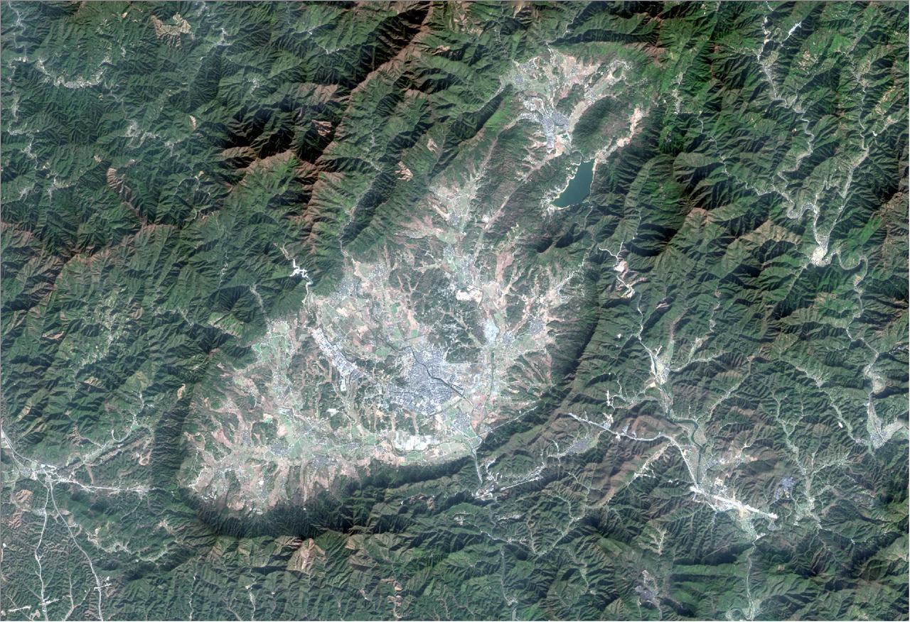 安徽黄山黟县最新卫星图（1.1）
皖南山区深处有一个椭圆形的盆地——黟县盆地，就