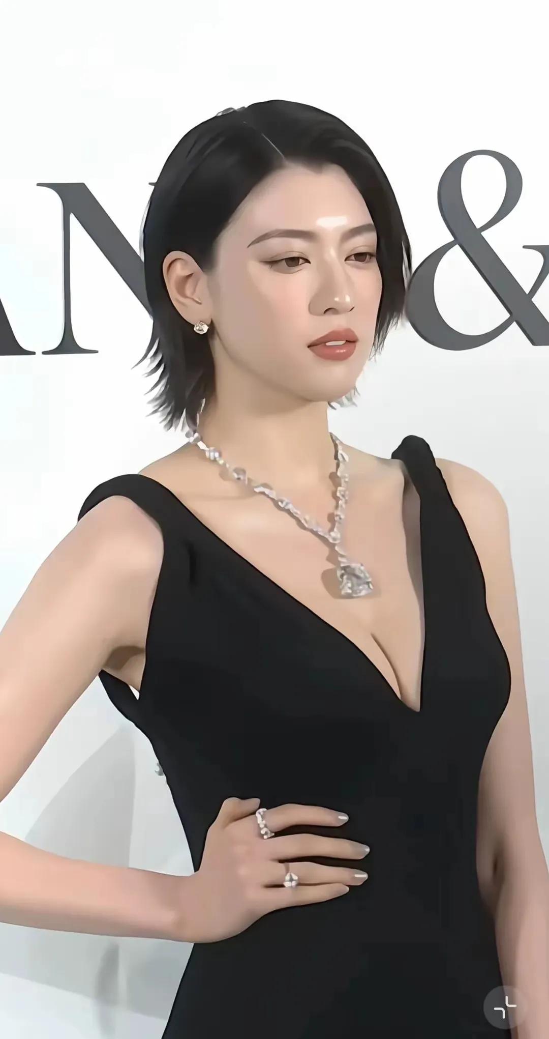 在审美多元的当下，三吉彩花堪称统一亚洲审美的“纯欲天花板”，她的长相、气质与身材