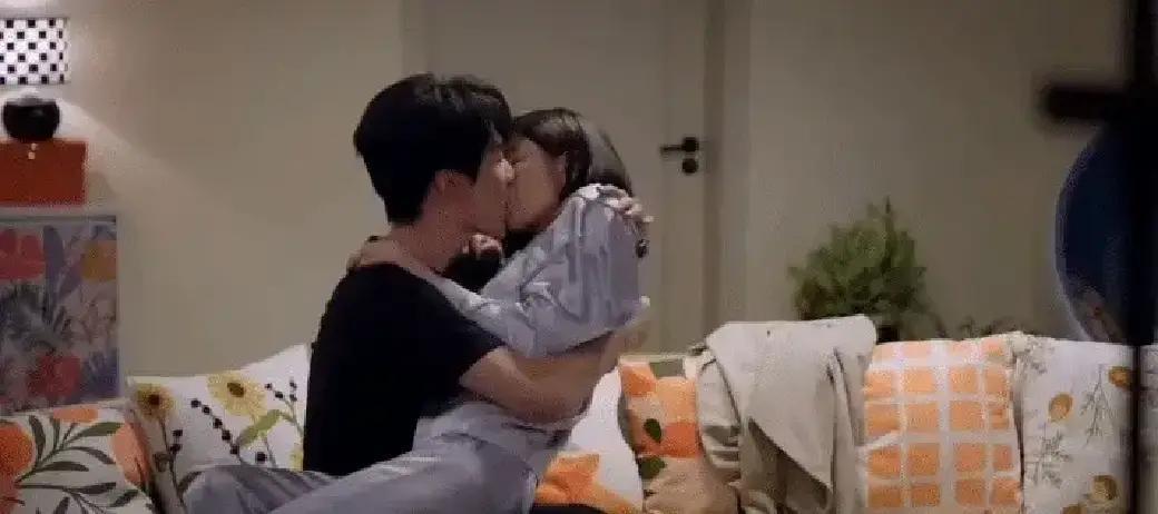 “陈晓铁了心离？”热搜一出，评论区直接炸锅。
 
有人甩出陈妍希新剧吻戏，说“这