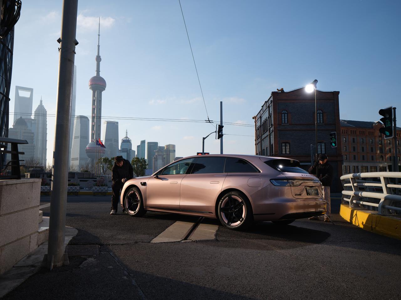 粉色版享界S9T凭借车身与轮毂同款的春日高级粉，将浪漫色彩融入设计，成为街头瞩目