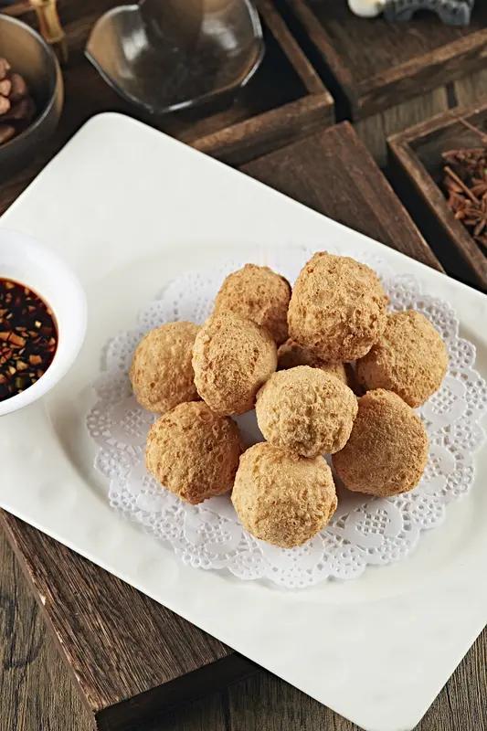 我超爱吃豆腐丸子！炸豆腐丸子那叫一个香。金黄酥脆的外皮，裹着软嫩的豆腐，一口咬下