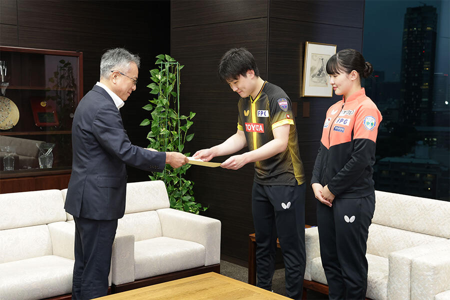 【东电】WTT冠军赛史上首次兄妹同时夺冠——张本智和与张本美和，目标下一个世界冠