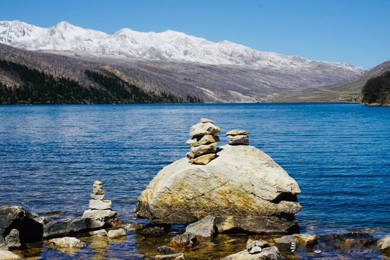 空闲时上山来看野外的溪水，忽然在水里看到了青山的倒影，山一带，水一派，流水白云长