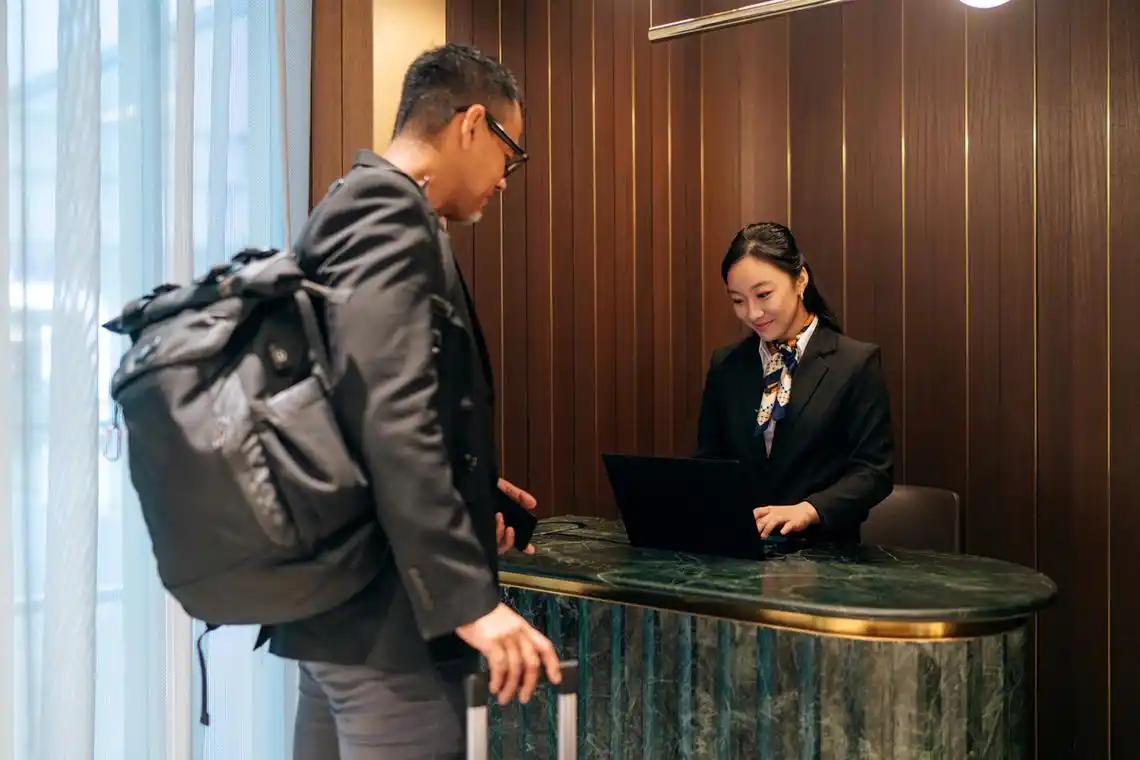 和某品牌的区域经理交流，谈到怎么最近一直没有下市场。出乎意料，他们的业务管理模式