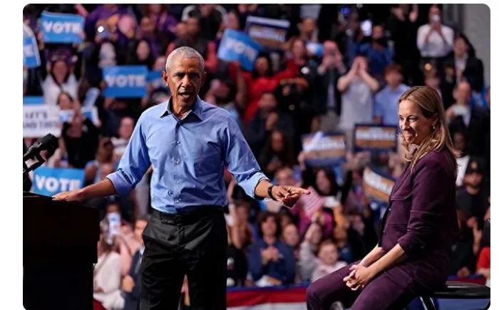 沉默已久的奥巴马终于炸了！当着竞选集会所有人的面，把特朗普批得毫不留情，那句“每