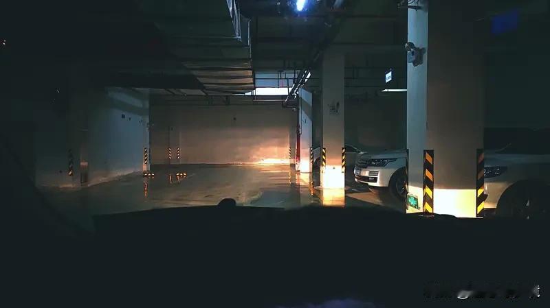 男子闪灯提醒开远光女邻居 对方破防 黑龙江这起地库远光纠纷太离谱了。12 月 8